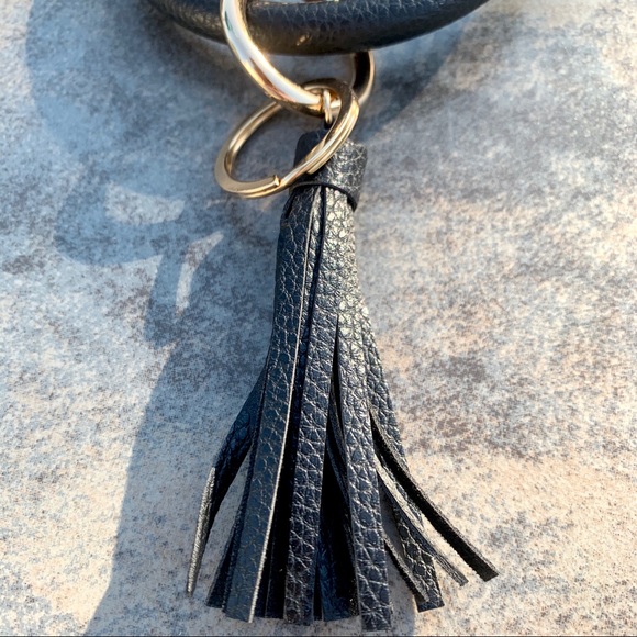 BLACK CIRCLE KEYCHAIN WRISTLET - Picture 5 of 14